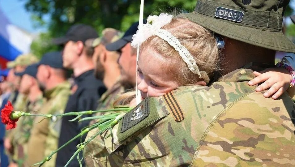 Рождение ребенка участника сво. Семья военнослужащего. Семьи военнослужащих сво. ОМОН Вымпел. Солдат с ребенком.