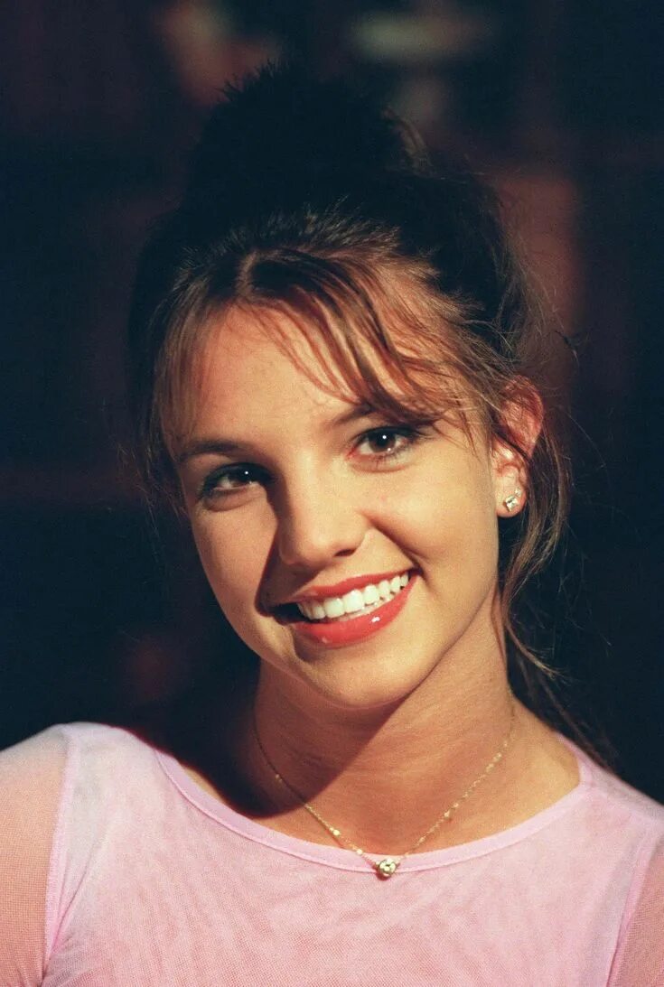 Britney Spears (05/13/99 by Marc Baptiste) Us Weekly Magazine Britney spears pho