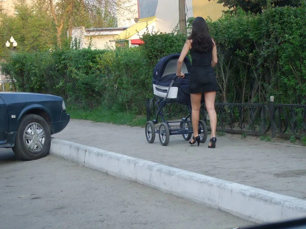 Мамочки на прогулке. Молодые мамочки на прогулке. Мамки с колясками. Мама с коляской в мини. Увидел маму в трусиках