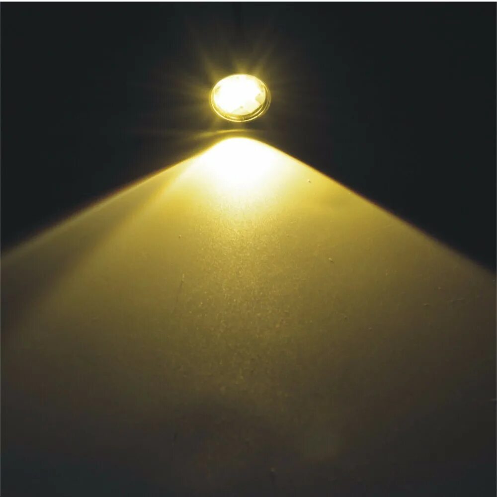 светильник светодиодный желтый свет. свет фар. желтый свет фар. свет от фар авто без фона. P21w светодиодная желтый свет.