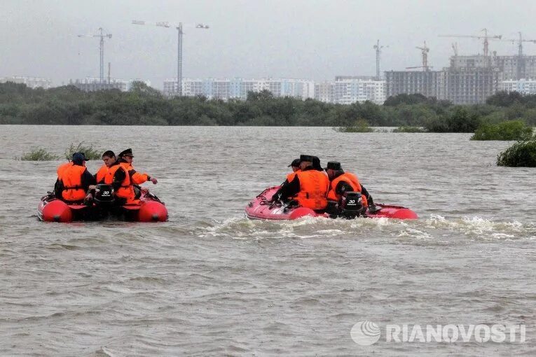 Аср при наводнениях спасательные работы на воде. Наводнение спасатели. разведка при наводнении. спасательные работы при наводнении. аср при наводнениях.