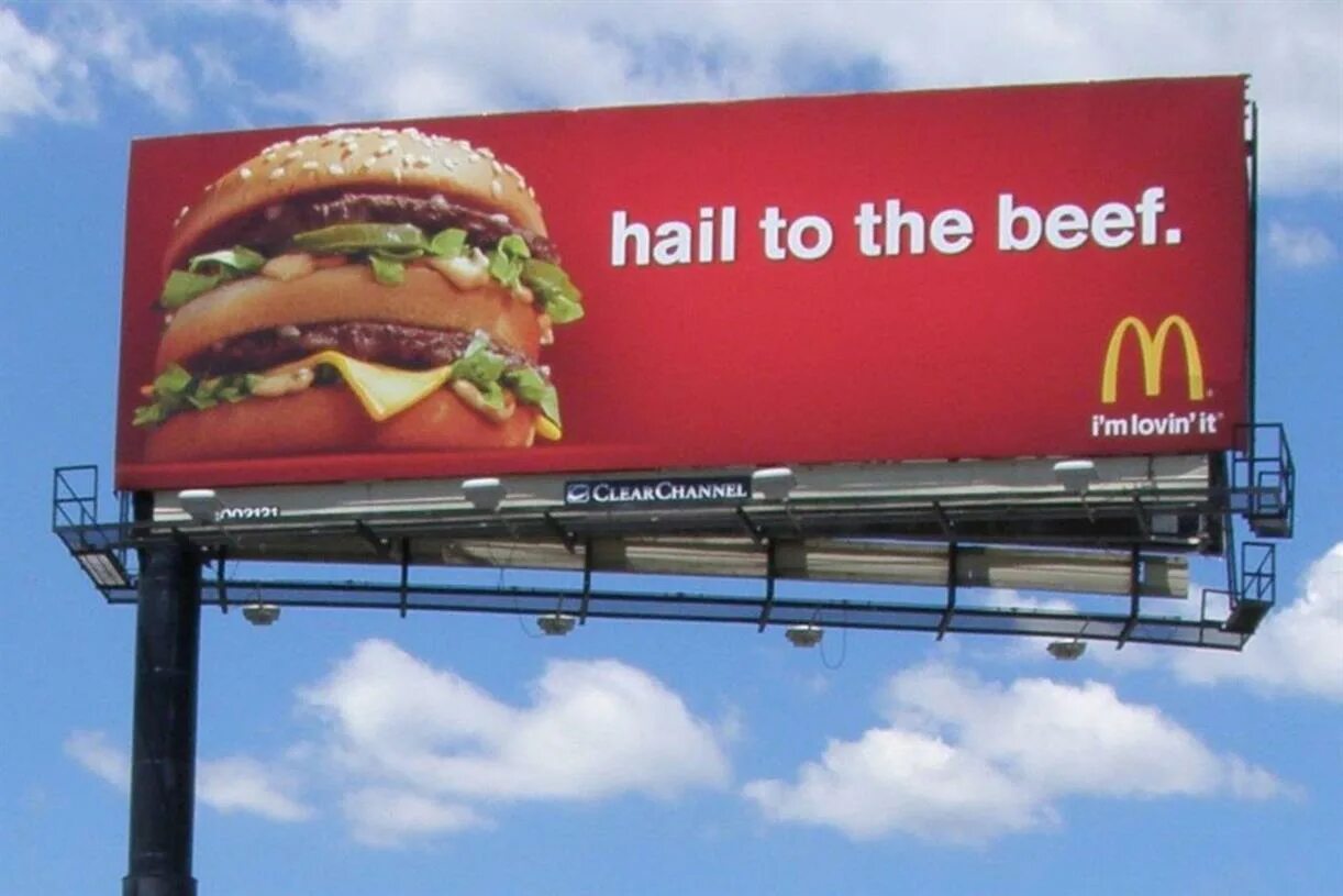 Наружная реклама макдональдс. Реклама на рекламных щитах. Реклама на билбордах. Реклама макдональдс на улице. Отправитель рекламы