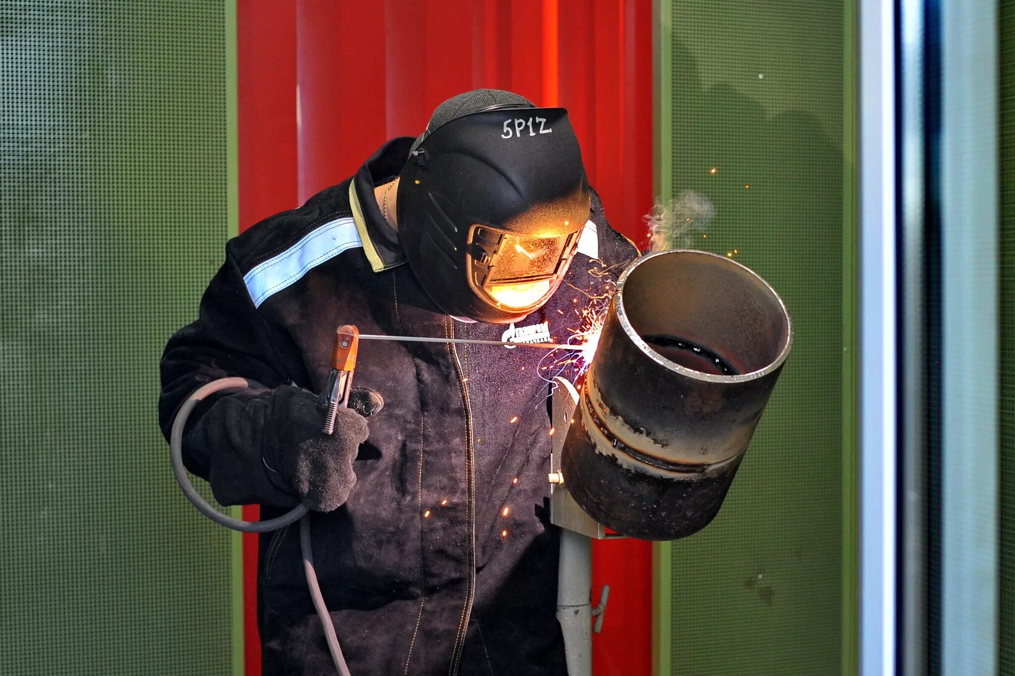 Производственная практика сварка. Сварщик махачкала. Industrial beam. Авита краснодарский край сварщик. Электросварщик ручной сварки.