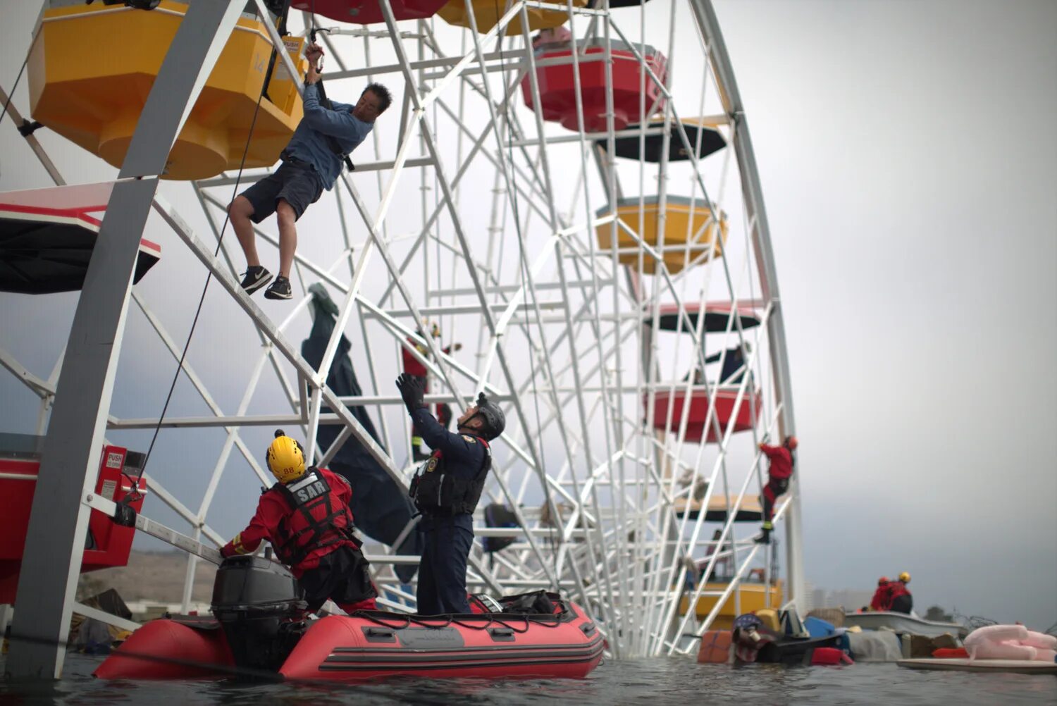 911 служба спасения цунами. Сериал про спасателей цугами. Krause фото человек. 911 служба спасения сериал 2021. 911 служба спасения цунами.