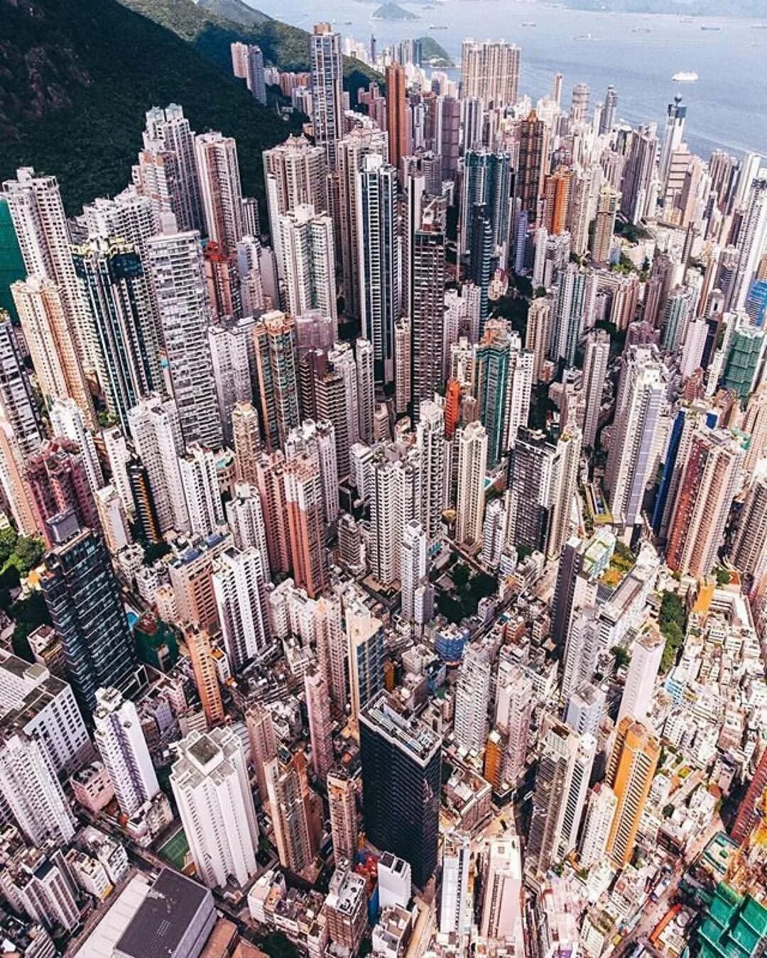 Небоскребы гонконга. Гонконг небоскребы. Гонконг высотки. Terraced Twin skyscrapers, Гонконг,. Гонконг город небоскребов.