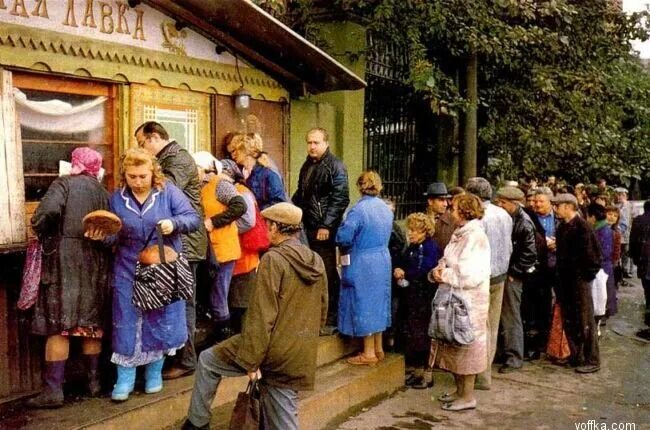 Человек идет за хлебом. Очередь в магазин СССР. Очередь в сельском магазине. Очередь за хлебом в СССР. Очередь за хлебом 90-е.