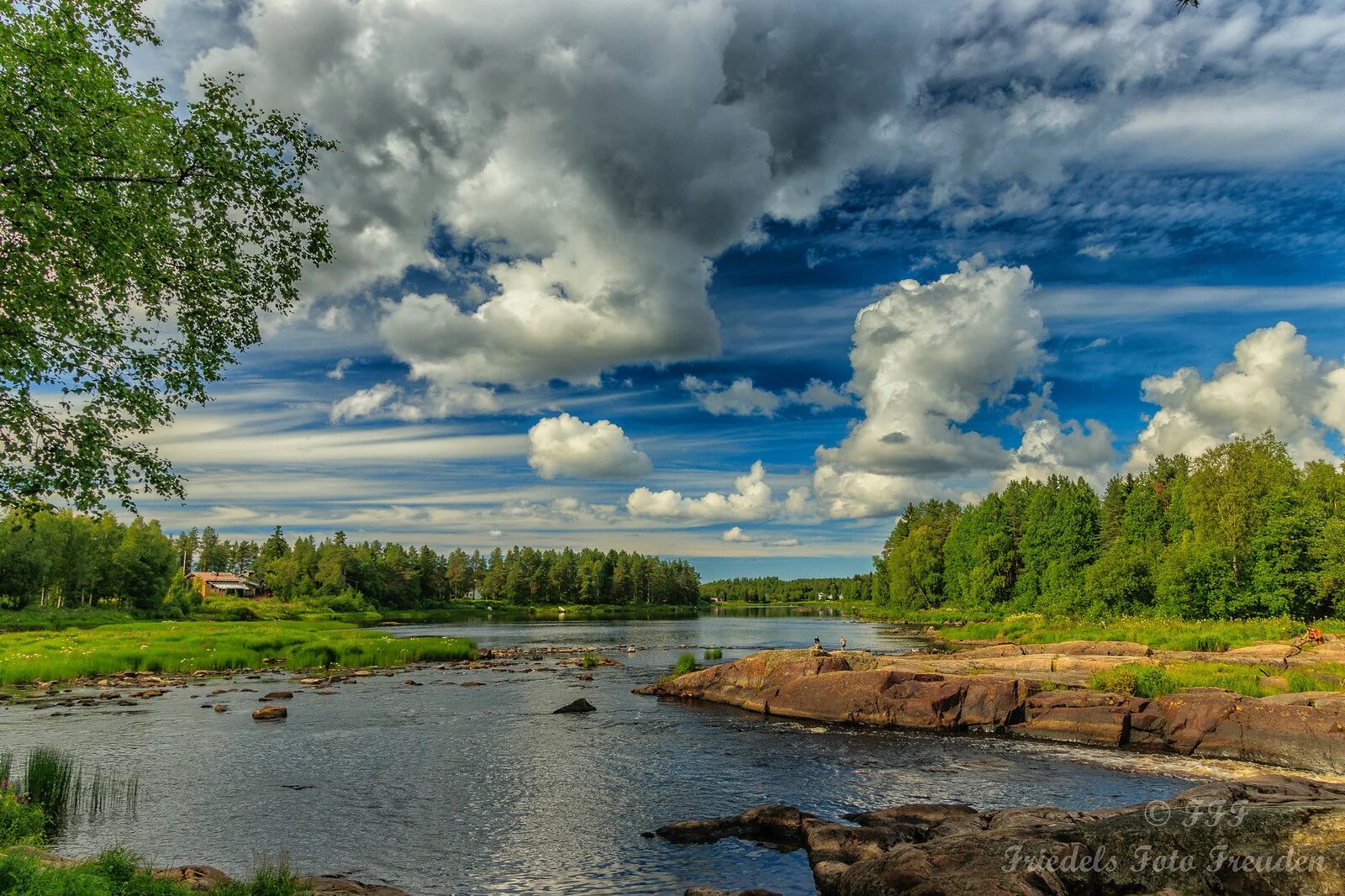 В реку смотрят облака. Облака в реке. Облака над рекой. Природа, скалы, река, небо, облака. Облака лес река.