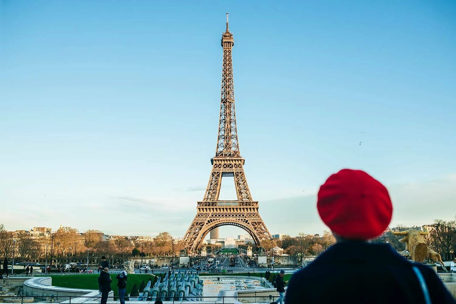 Эйфелева башня в Париже. Эйфелева башня в Париже фото. Франция около эльфовой башни. На фоне Эйфелевой башни.