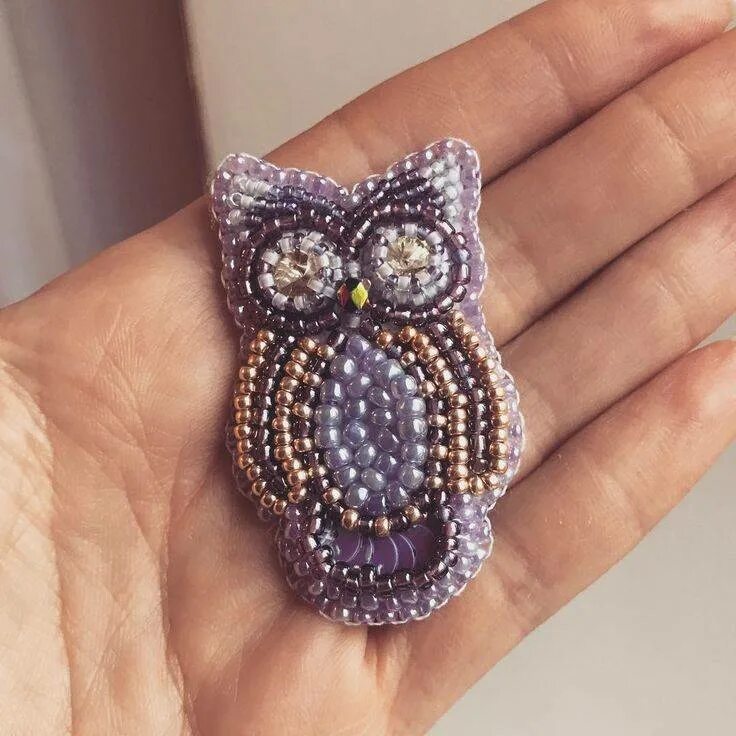 Брошь из бисера своими руками. Брошь из бисера своими руками мастер класс. Брошь вышитая бисером. Брошь из бисера на фетре мастер класс. Брошки из бисера для начинающих.