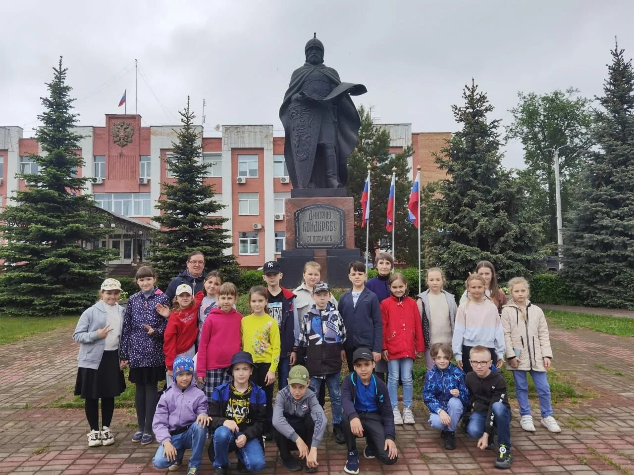 Новости кондрово калужской. Кондрово калужская область. Кондрово памятник учителям и ученикам. Новости кондрово калужской. Город кондрово.