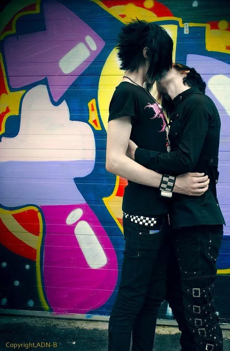 Эмо. Эмо парень и девушка. Эмо бой 2007. Челкастые. Эмо поцелуй.