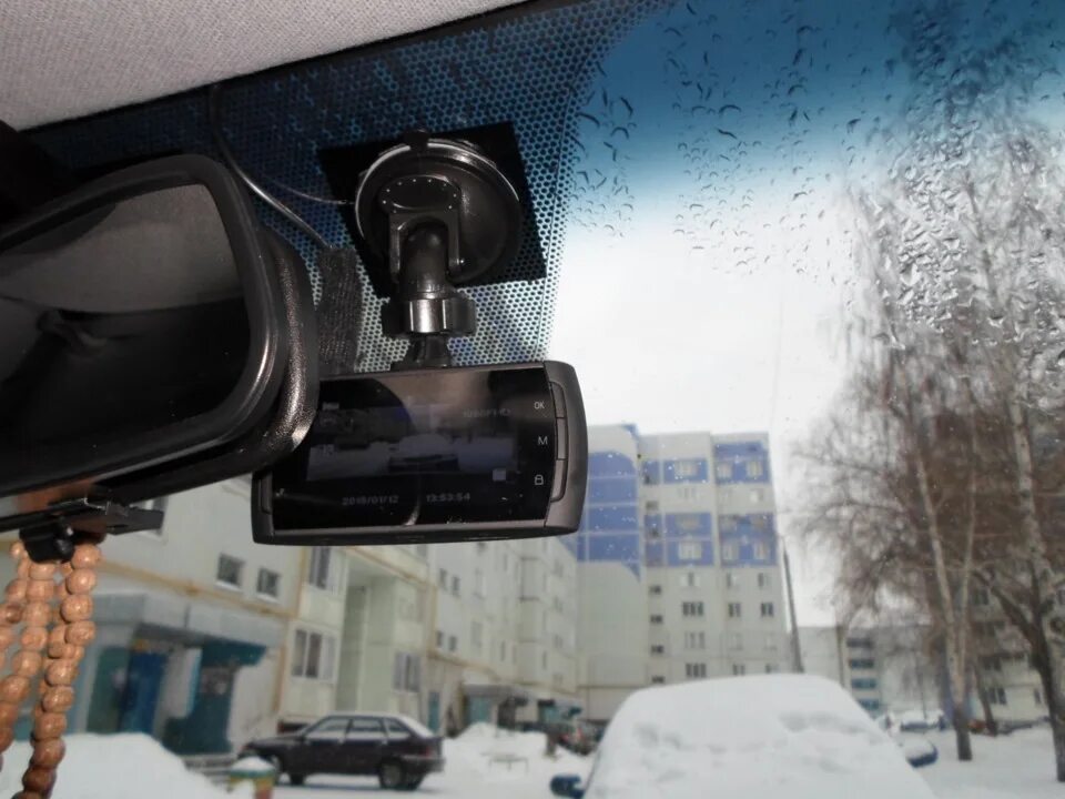 Установка видеорегистратора стекле