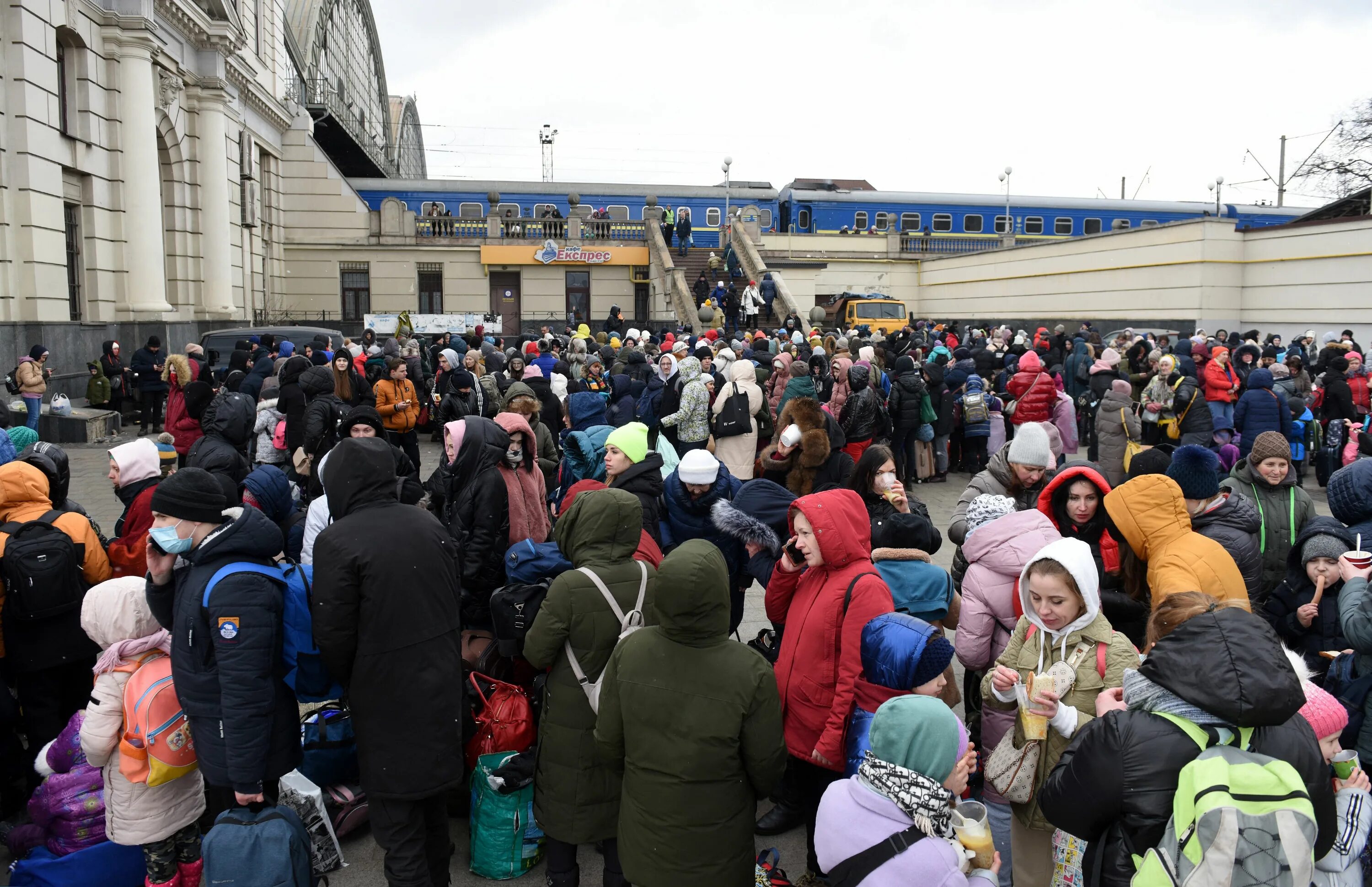 Украинцы убежали. Беженцы во Львове. Беженцы на вокзале Львова. Переселенцы во Львове. Вокзал Львов беженцы.