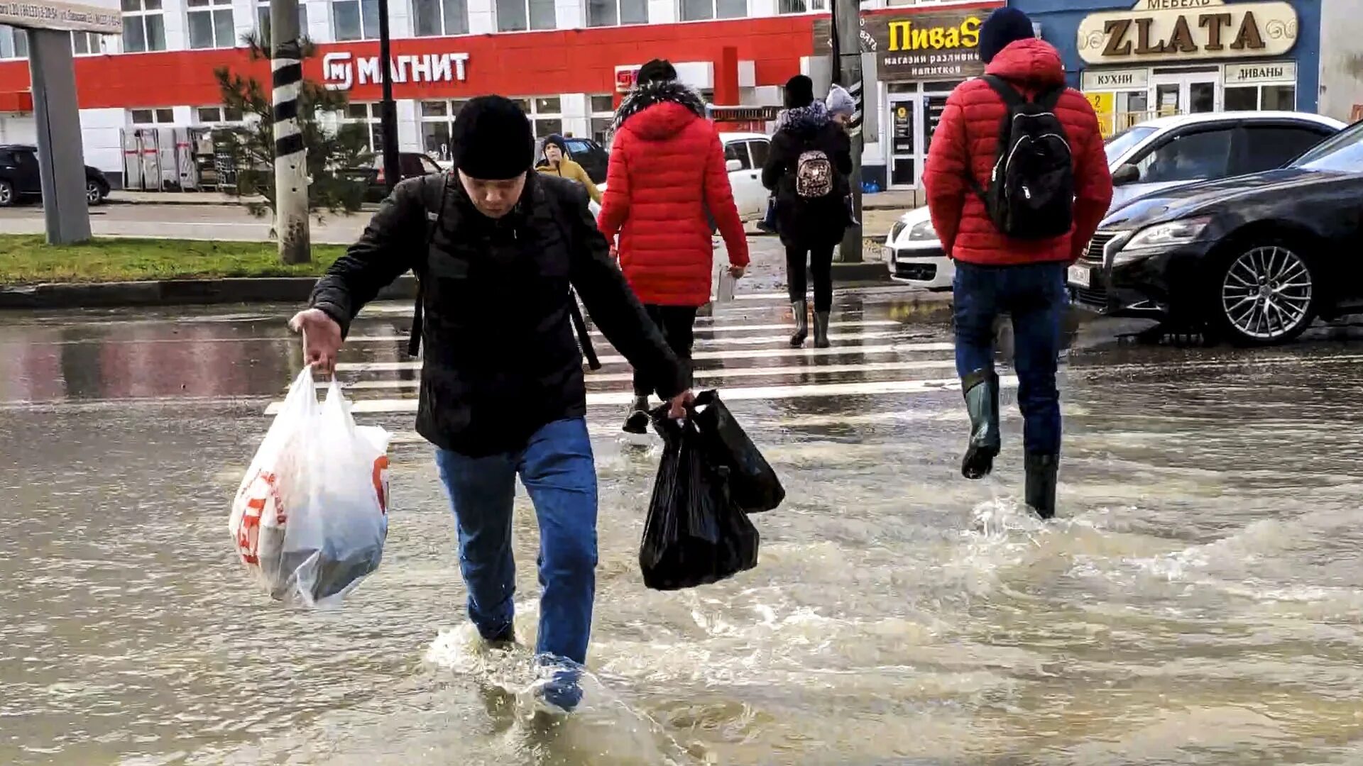 Почему из анапы не могут уехать. Потоп в анапе. анапа наводнение сегодня. почему люди уезжают из анапы. трагедия в анапе сегодня.