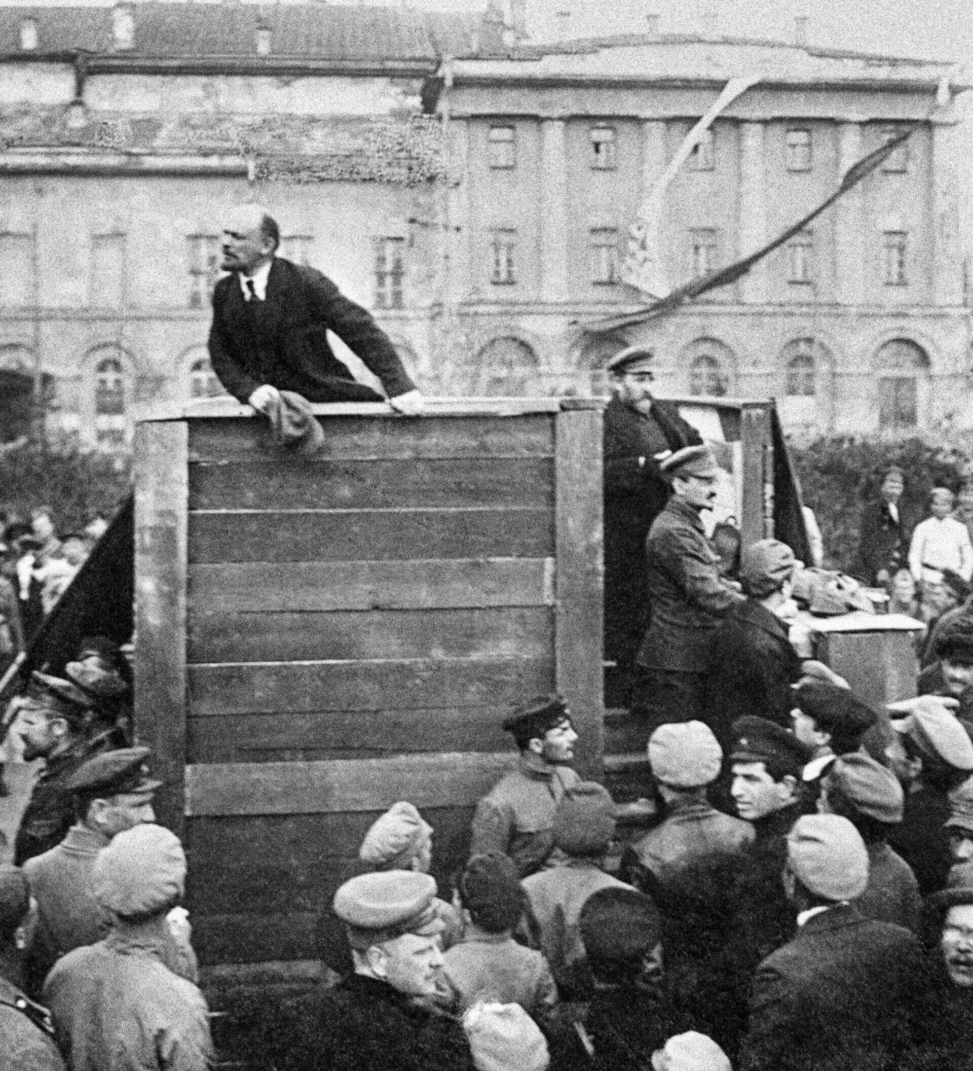 Революция 1917 Ленин на броневике. Ленин на Финляндском вокзале 1917. Ленин и революция. Захват власти лениным