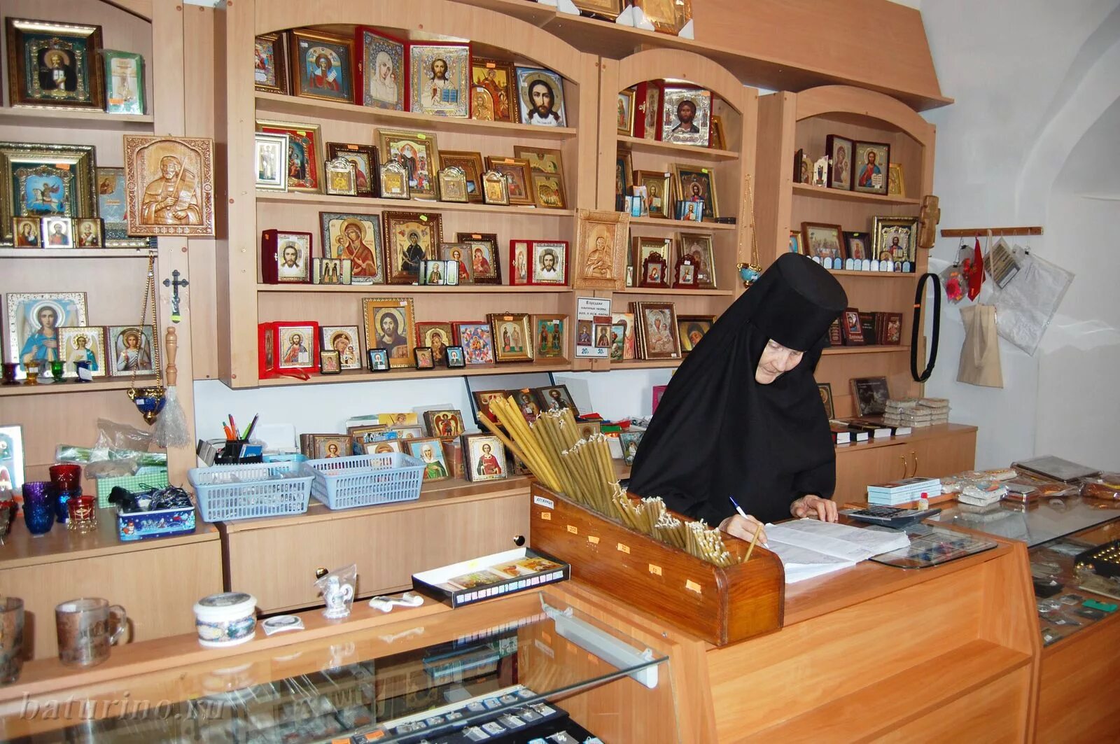 Ульяновск монастырская иконная лавка. Монастырская лавка тихвин. Иконная лавка покровского монастыря в москве. Новодевичий монастырь церковная лавка. Софрино церковная лавка.