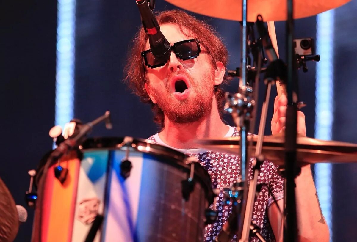 Имеджин драгонс барабанщик. Daniel platzman. Дэниел платцман на барабанах. Дэниел плацман. Группа imagine dragons барабанщик.