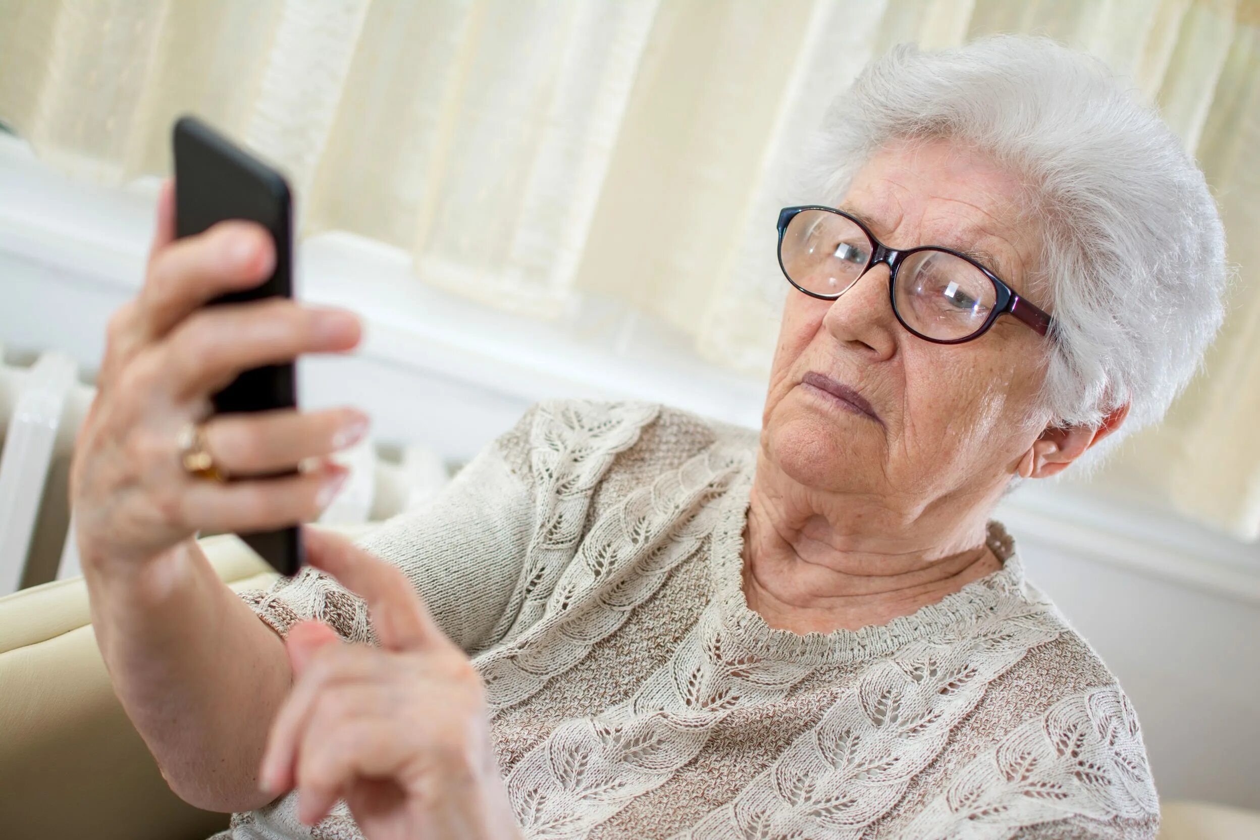 Бабушка получила. Бабка с телефоном. Бабуля с телефоном. Пожилая женщина с телефоном. Пенсионерка с телефоном.
