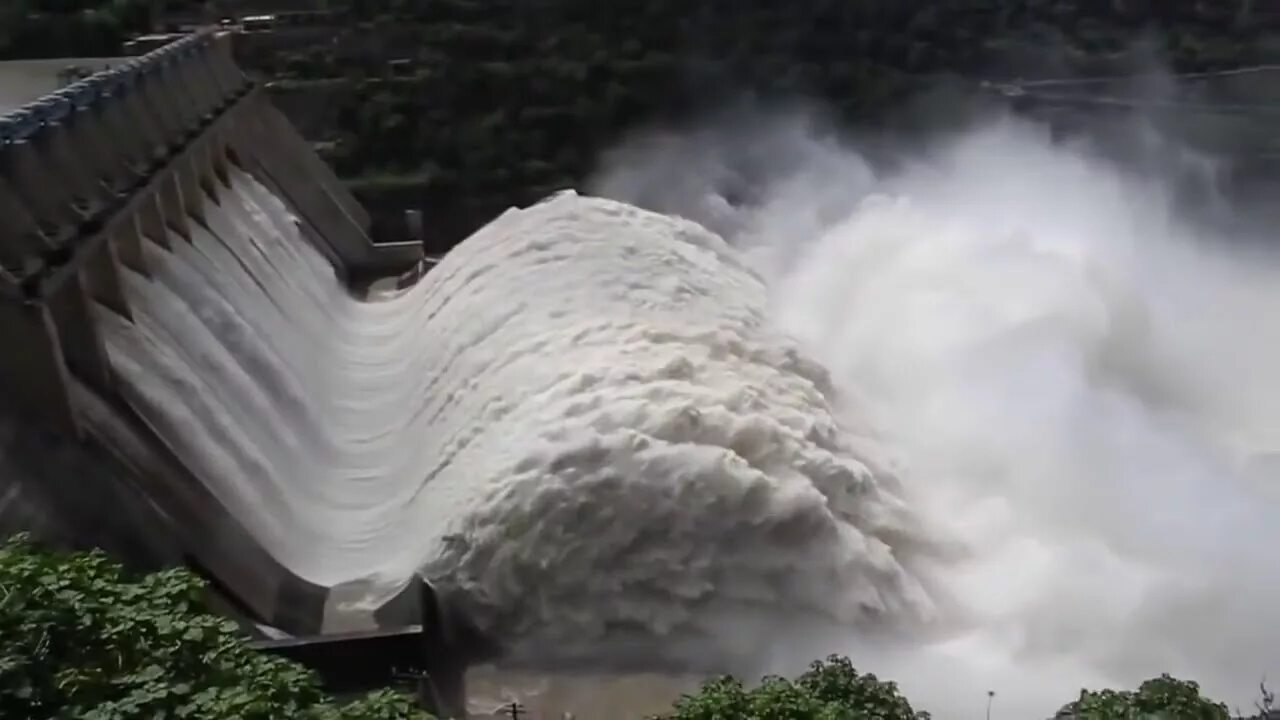 Угроза плотин. Угроза плотин. Угроза плотин. Прорвало дамбу в оренбургской области. Шушенская гэс прорыв дамбы.