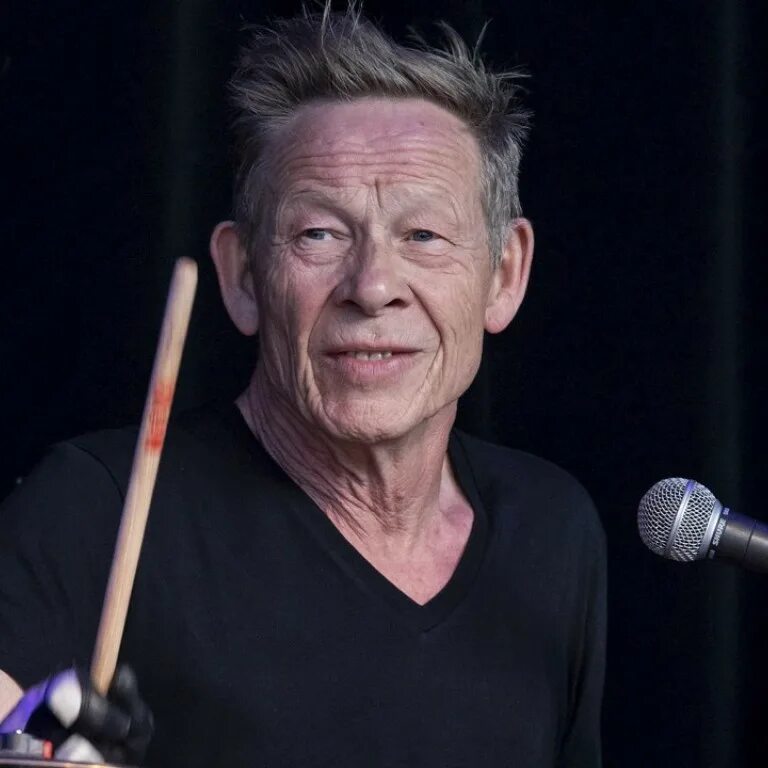 Paul cook drummer. Пол кук. Paul cook drummer. Paul cook. Пол кук барабанщик в молодости.