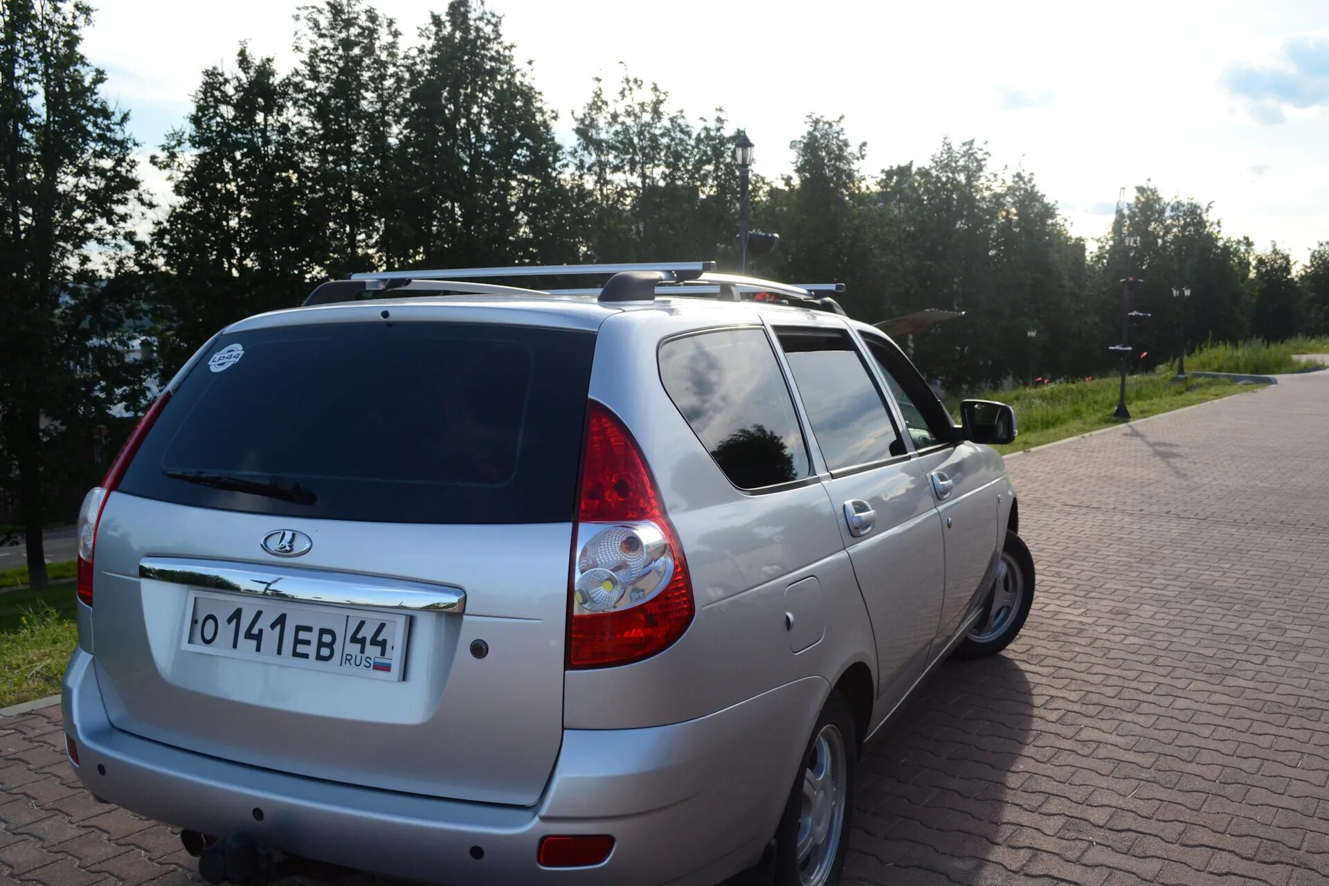 Универсалы пенза. Lada priora универсал 2013. Приора универсал с прицепом. Приора универсал 2010. Универсалы пенза.