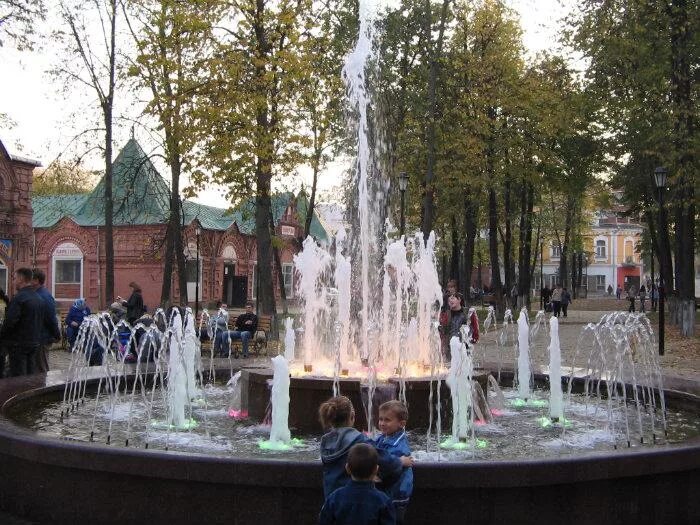 Сайты клин московской области. Клин город Московская область. Памятник 700-летия города Клин Московской области. Ночной парк города Клин Московской области. Город Клин достопримечательности.