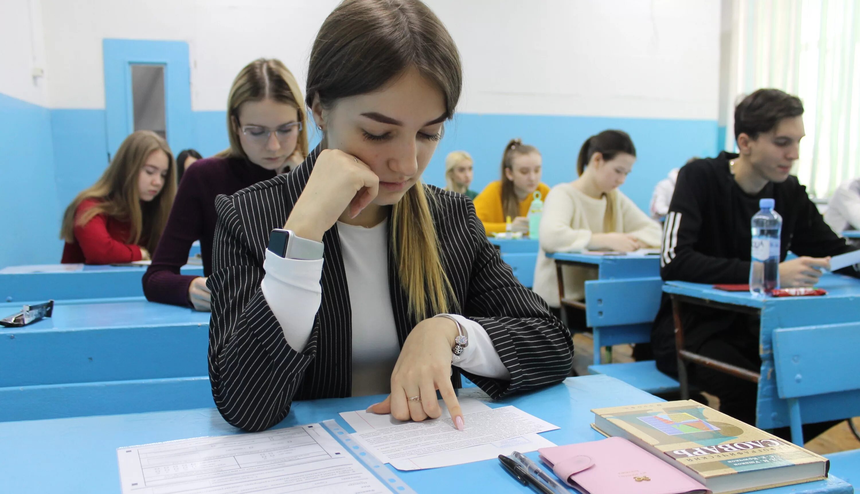 Экзамены в школе. Ученики на ЕГЭ. Экзамены школа ОГЭ. Школьники на экзамене.