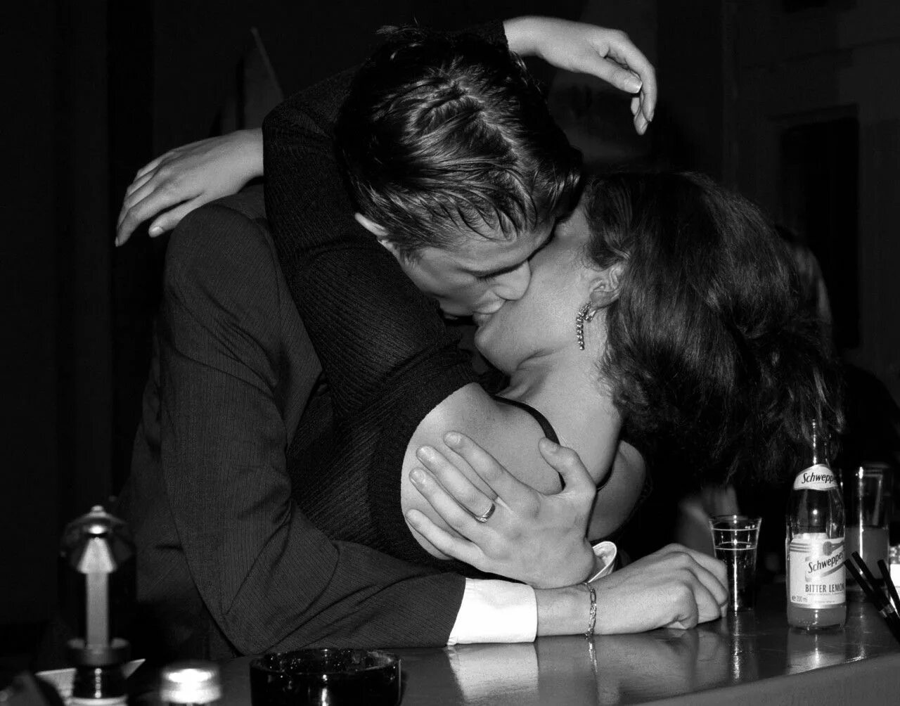 Парень целует девушек и трогает. Harry benson berlin kiss. страстные поцелуи на столе. парень девушка страсть. парень обнимает девушку.