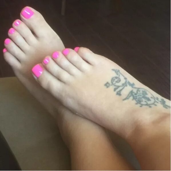 Vivian ireene pierce police brutality. Caroline pierce feet photos. Тату на ноге для девушек. Petr feet. Кэролайн пирс.
