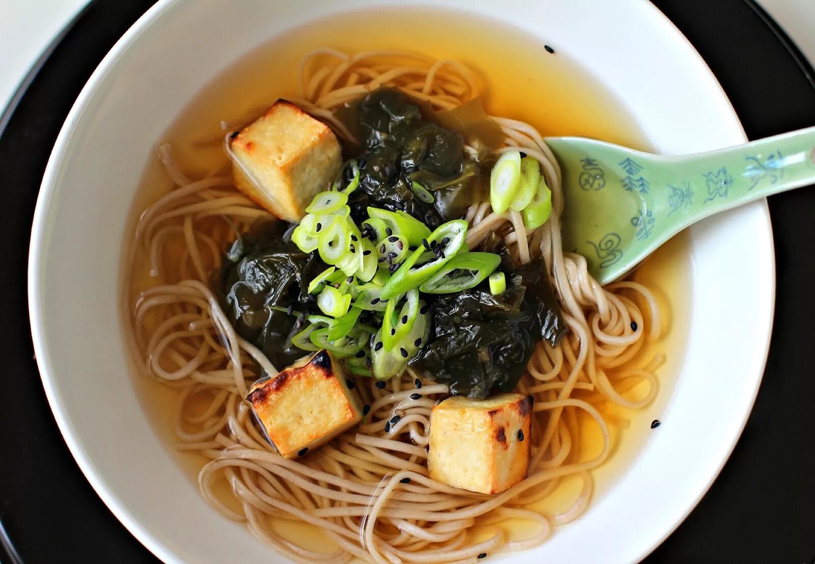 Рисовая лапша soba. Блюда с гречневой лапшой. Блюда с лапшой соба. Лапша тофу. Лапша домашняя калорийность