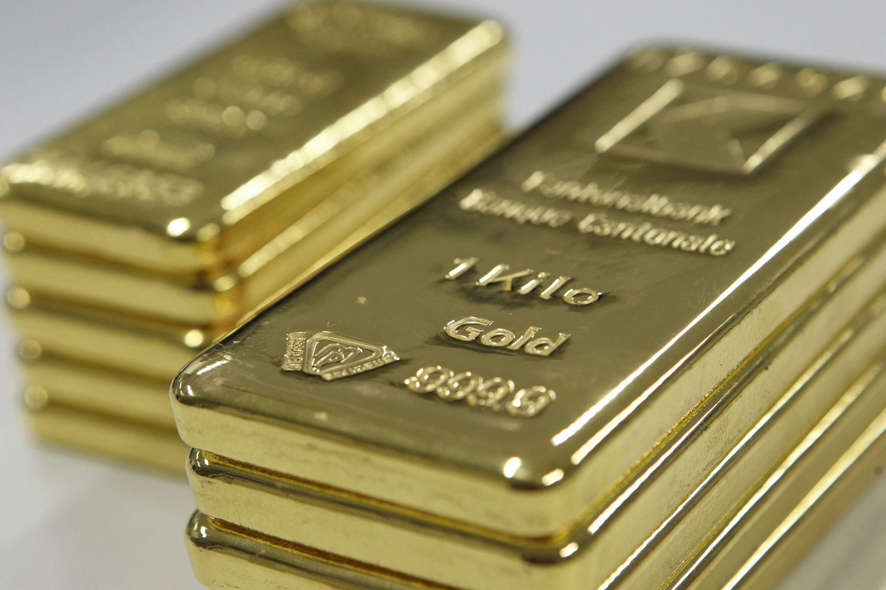 Сколько будет килограмм золота. Слиток золота. Слиток золотой. Килограмм золота. Стандартный золотой слиток.