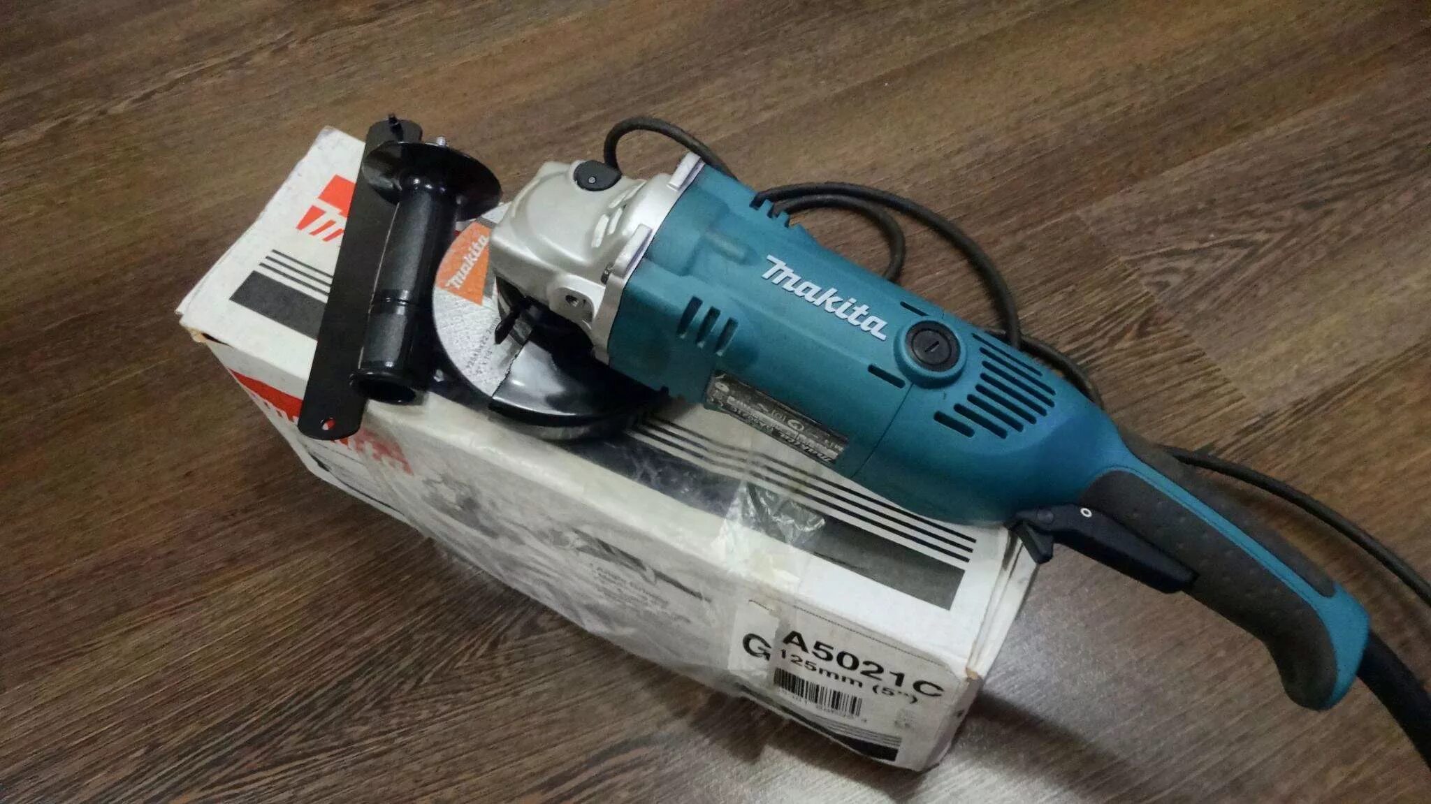 Угловая шлифмашина makita ga 7020 sf. Болгарка макита 180мм. Угловая шлифмашина makita ga4534. Болгарка макита с плавным пуском. Makita 9558 hnr зачем дополнительный кожух.