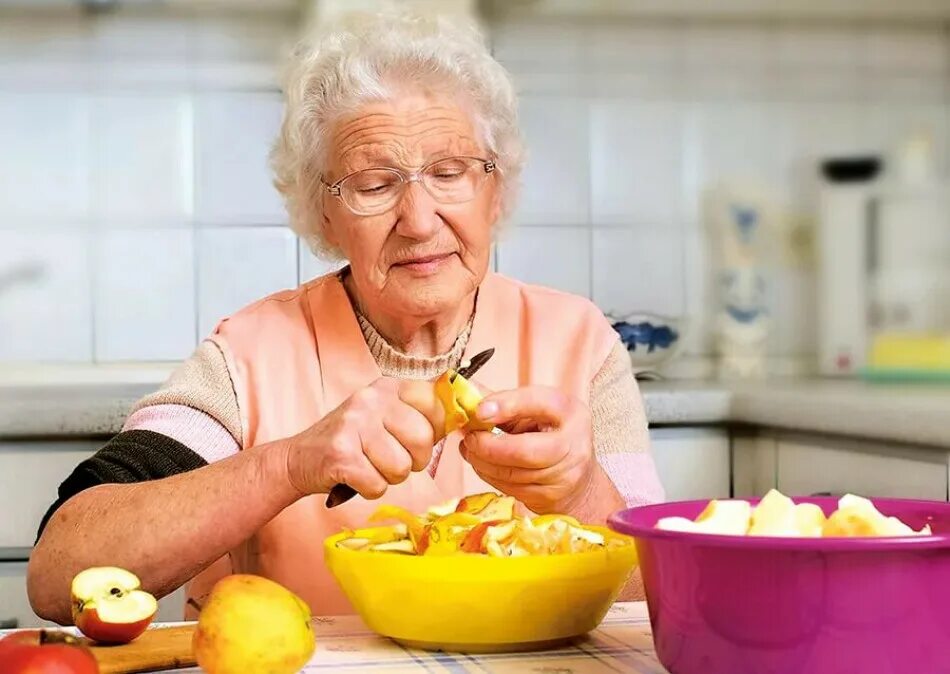 Бабушка варит. Бабушка готовит еду. Бабушка с салатом. Бабушка на кухне. Старушка готовит.