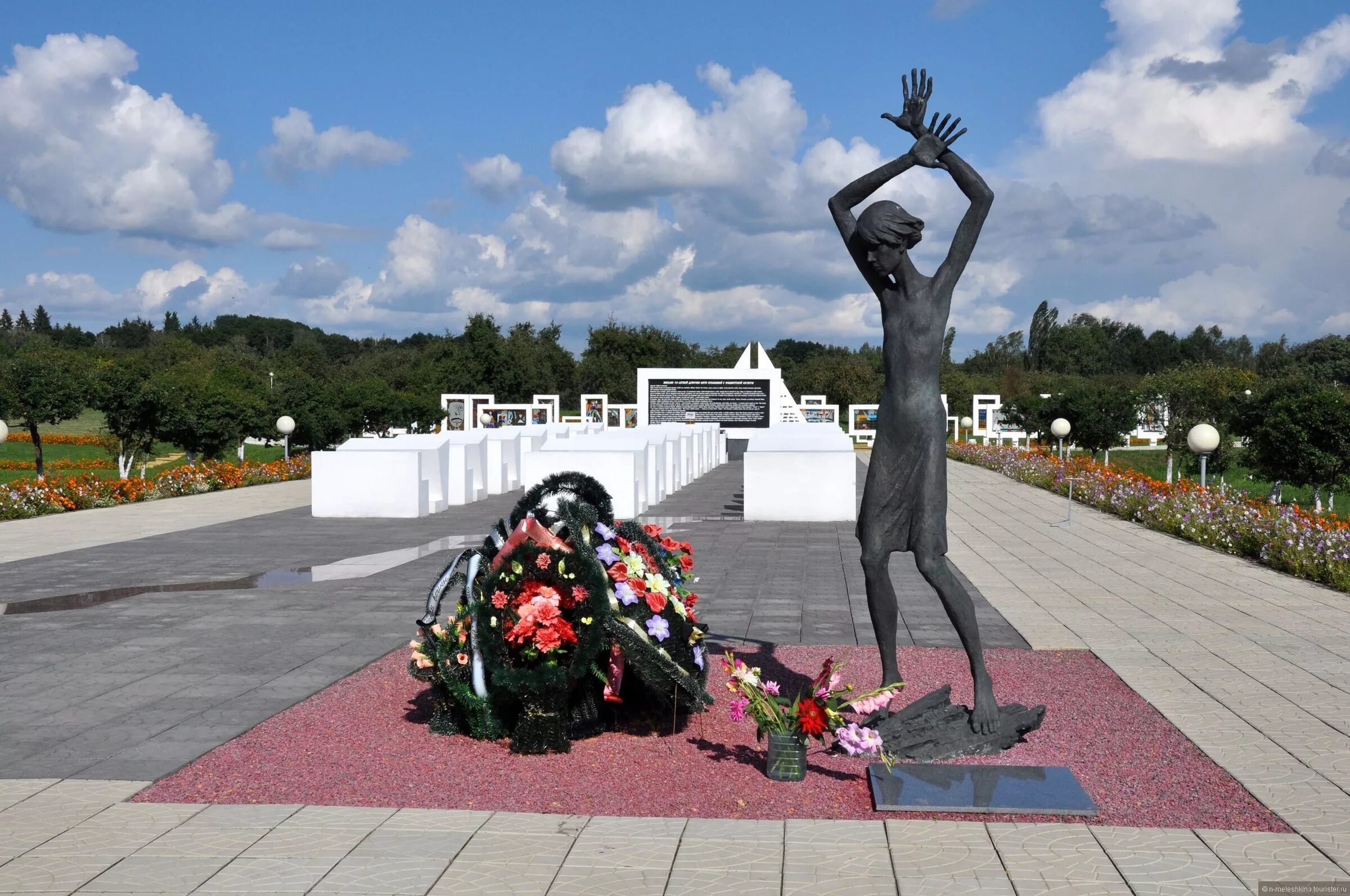 Памятник жертвам великой отечественной войны. Мемориальный комплекс красный берег Жлобинский район. Мемориал на Красном береге в Белоруссии. Концлагерь красный берег в Белоруссии. Мемориальный комплекс детям жертвам войны красный берег.