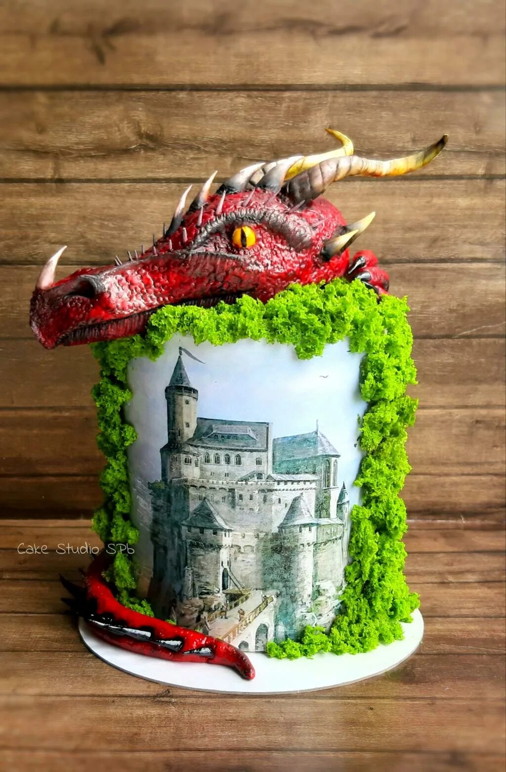 Торт с драконом для мужчины. Дракон на сокровищах торт. Торт с декором дракон.