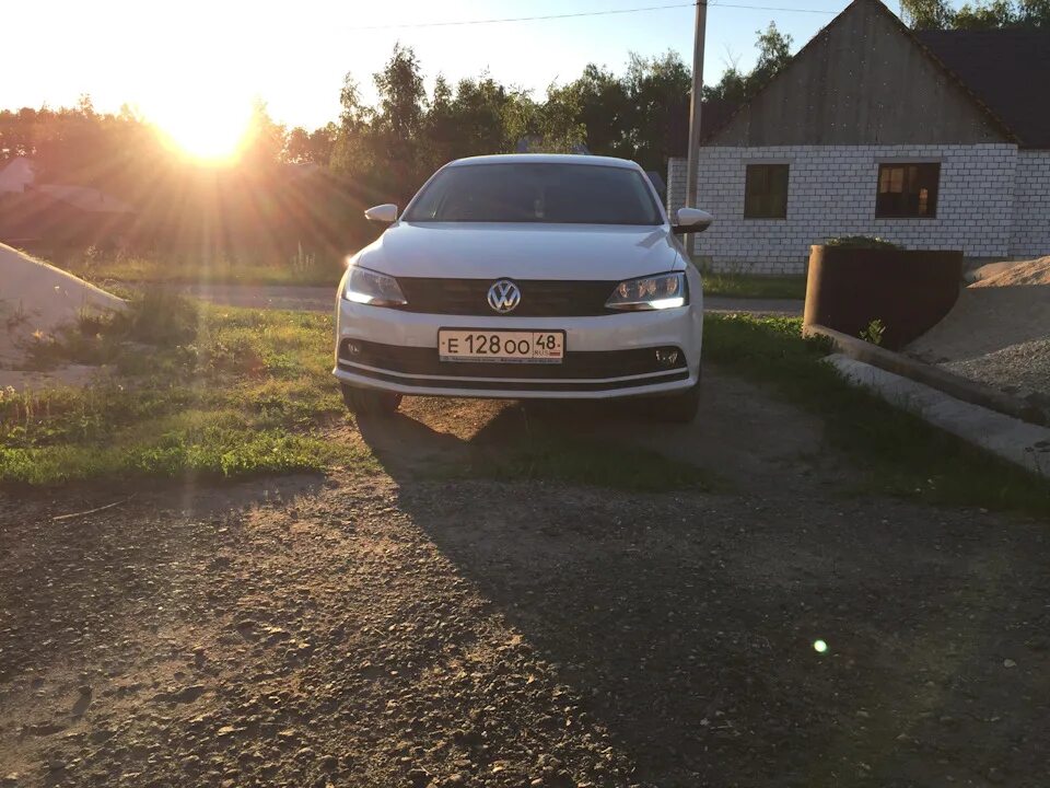 Volkswagen jetta лампочки. ДХО Джетта 6. Джетта 6 лампа ДХО. Лампы в ДХО Фольксваген Джетта 6. Дневные ходовые огни Джетта 6.