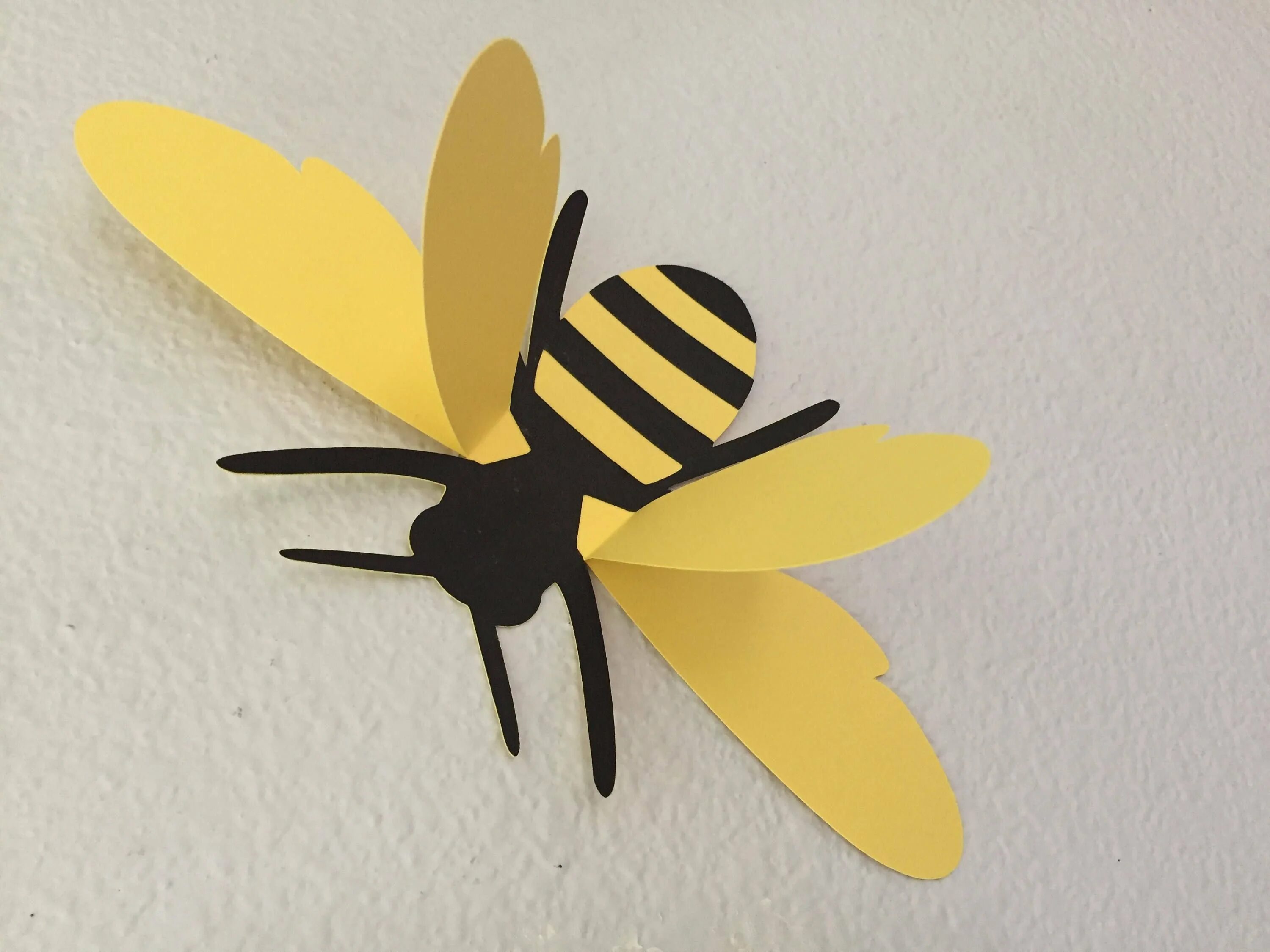 Сделать пчелу своими руками. Пчела из бумаги. Объемные насекомые из бумаги. Поделка пчела из бумаги. Пчёлка из цветной бумаги.