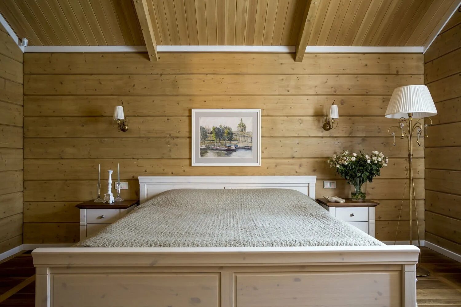 Дизайн комнат в деревянном доме. Имитация бруса (Вуд-Хаус) сосна. Тиккурила имитация бруса в интерьере. Спальня отделанная деревом. Спальня на даче вагонка.