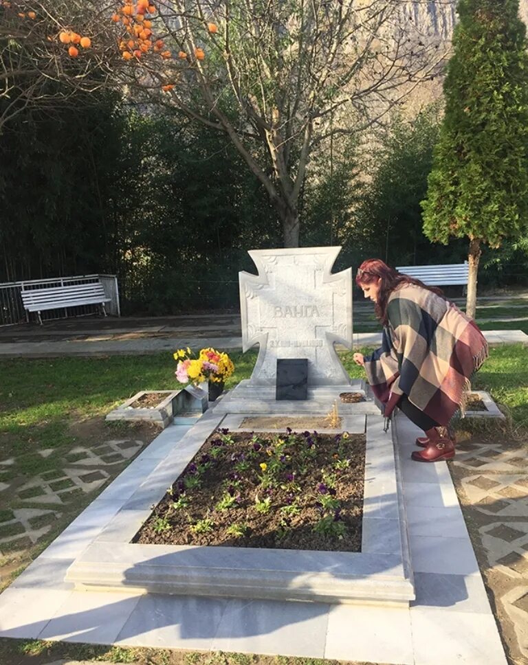 Ванга мертва. Вангелия могила. Памятник Ванги в Болгарии. Баба Ванга могила. Ванга похоронена.
