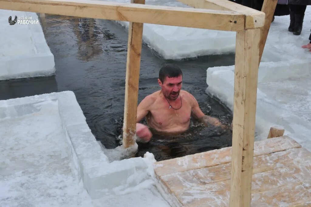 Крещенское купание в проруби. Купель на крещение. Крещение прорубь. Можно мыться в крещение в ванной дома. Купель на крещение.