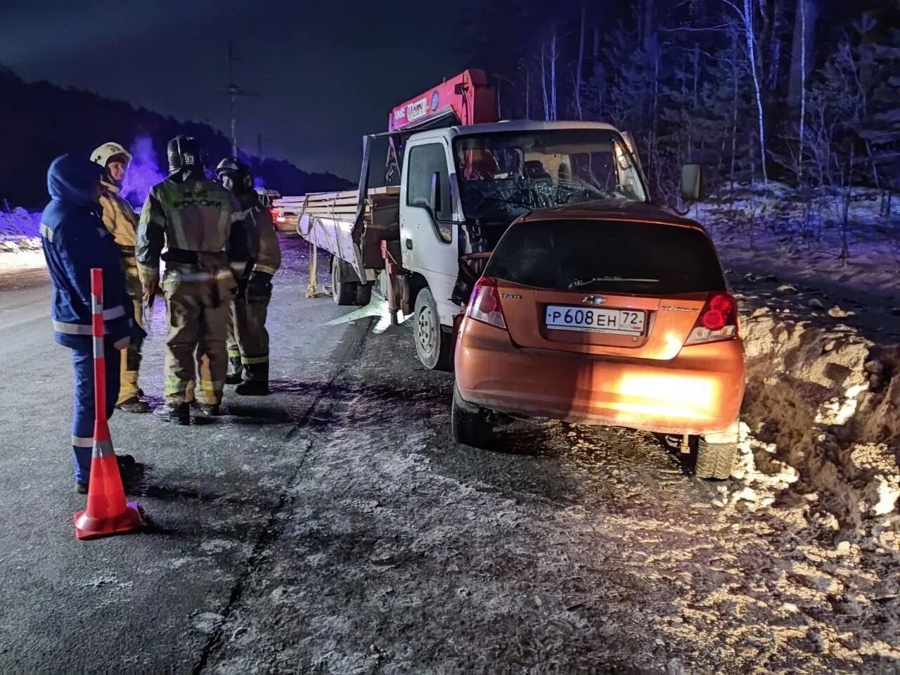 Новости дня аварии. Машина на дороге. Девушка на трассе.