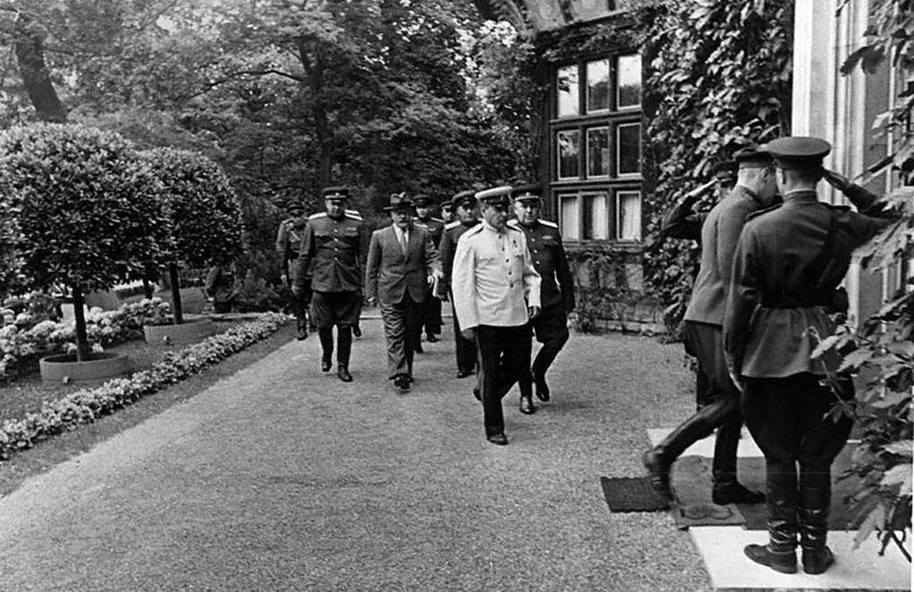 Потсдамская конференция союзников. Конференция в Потсдаме 1945. Потсдамская конференция 1945 Трумэн Черчилль. Сталин Трумэн Черчилль Потсдамская конференция. Потсдамская конференция(с 17 июня по 2 августа 1945 года)..