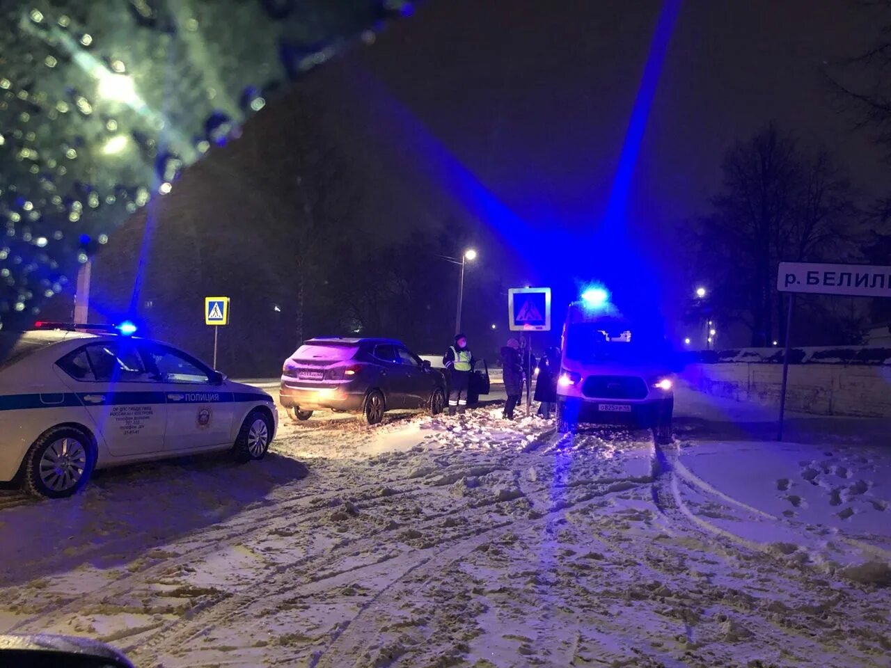 Разбитая машина зима ночь. Разбитая машина ночью зимой. Авария на Костромской трассе. Фото разбитых машин ночью.