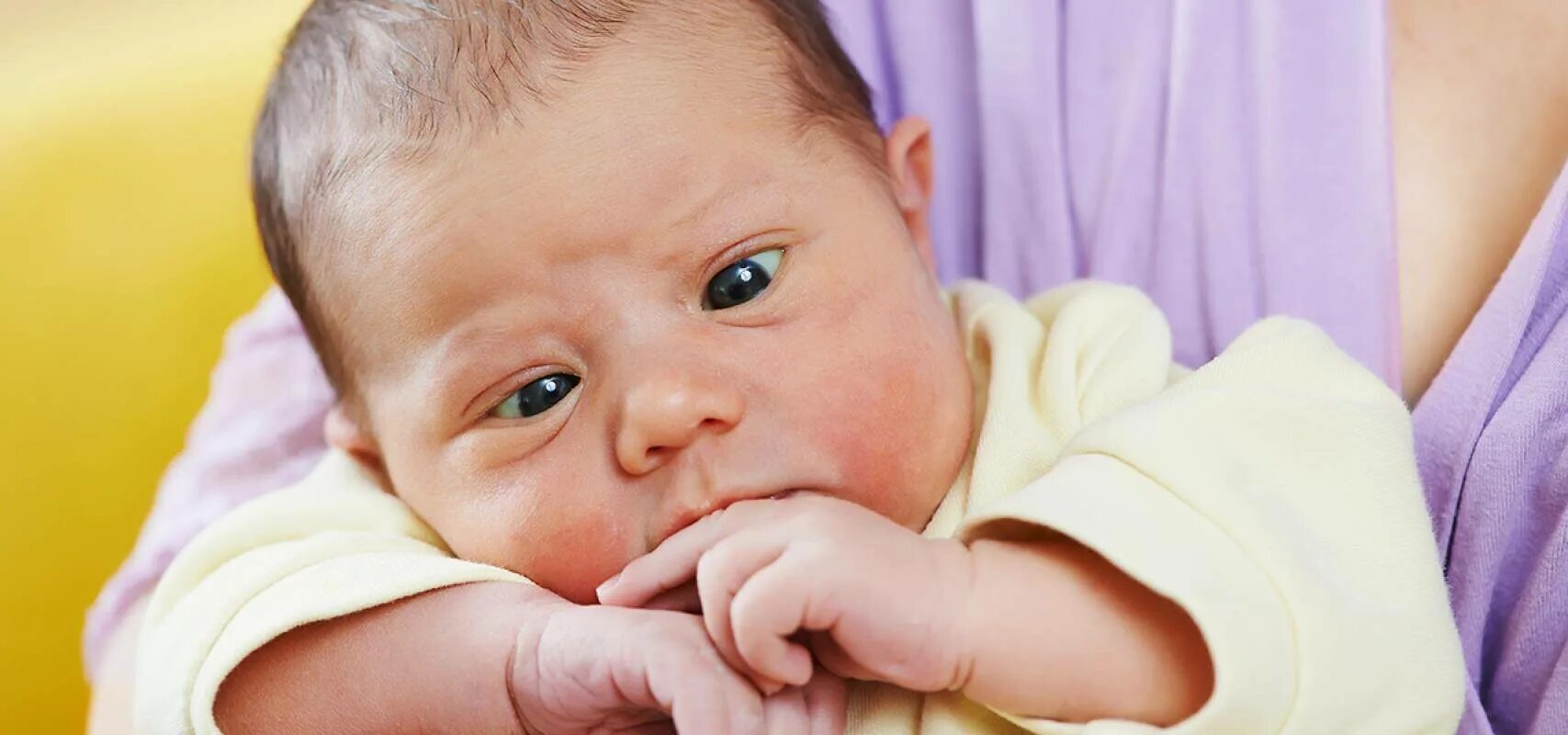 Почему у новорожденного глазки. Косоглазие у детей. Косоглазие у новорожденных. Косоглазие у новорожденных фото. Косит глаз у новорожденного.