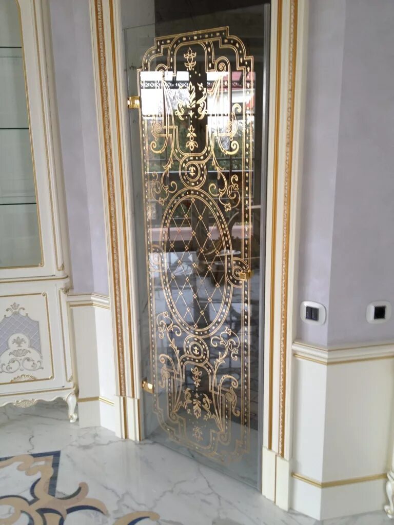 Стеклянная дверь с золотой фурнитурой. Раздвижные двери с золотом. Dveri s zolotimi uzorami. Зеркальные двери с золотой фурнитурой.