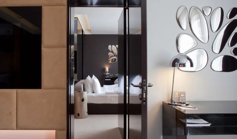 Зеркало комната мебель. 11 Mirrors Design Hotel Киев. Зеркало интерьерное. Зеркала в интерьере. Зеркальный интерьер.