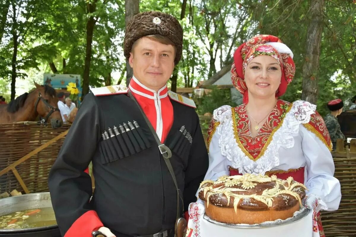 Казак и казачка. «кубанские казаки в львове» васюк. Казак сосед кубанца 5. Джигитовка кубанских казаков. Казаки кубанцы ккв.