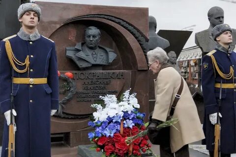 Первый летчик трижды герой советского союза истребитель