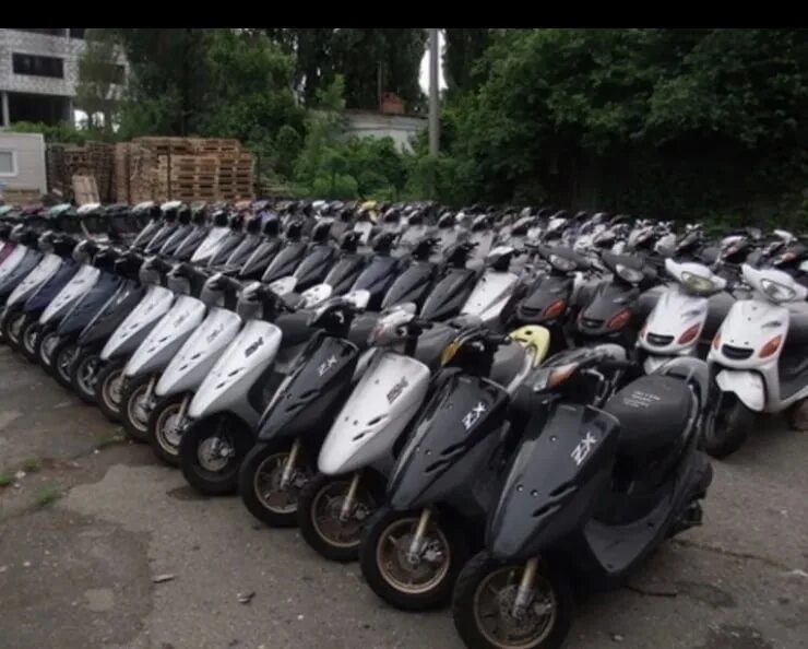 Скутеры много. Рынок скутеров. Японские Мопеды. Скутер в городе. Авторынок скутеры.