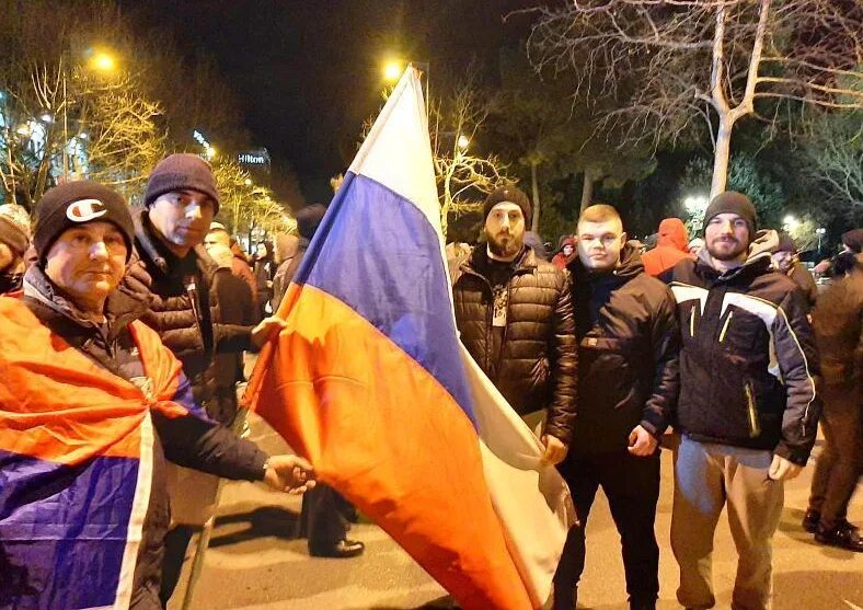 Почему шаман не был на митинге. Митинги в Европе. Митинг в Черногории. Демонстрации в Европе в поддержку России 2022. Митинг в Черногории в поддержку России.